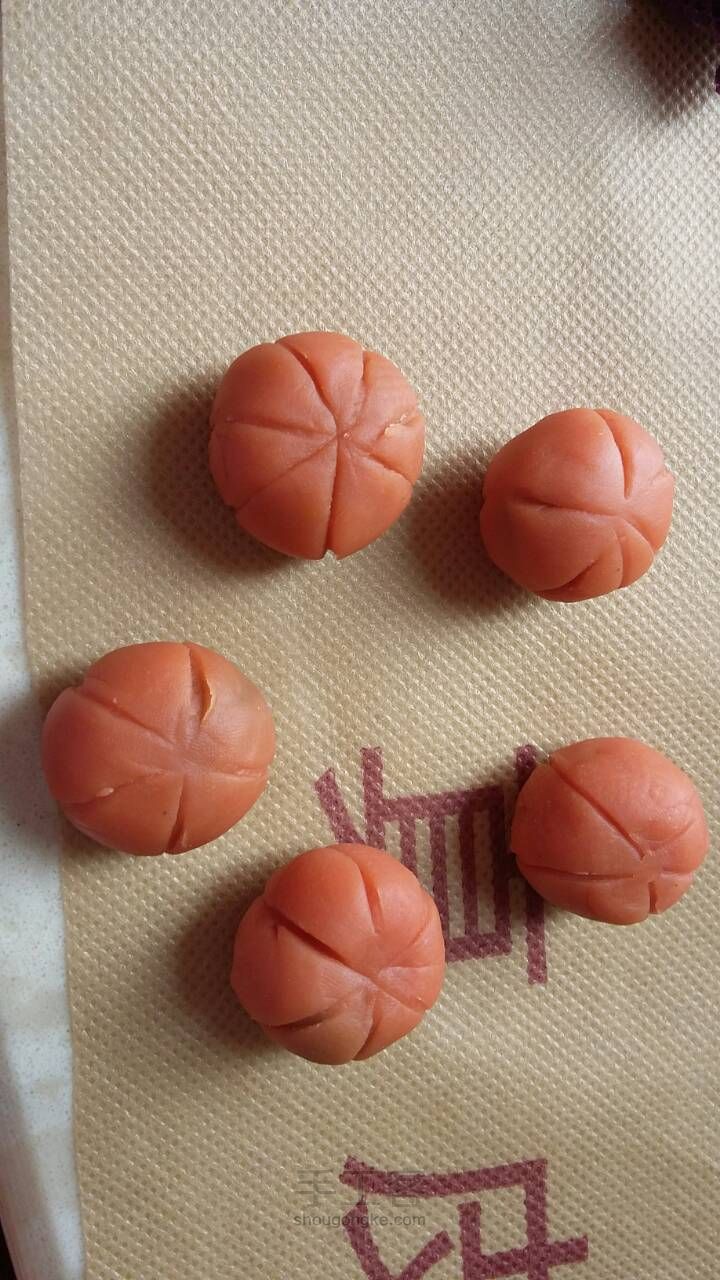 再取一点点紫色橡皮泥,做南瓜蒂