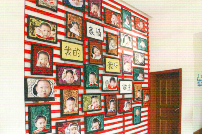 浙江省象山县机关幼儿园 环境即教育,幼儿园应该从侧重装饰与美化功能转向注重真正促进幼儿的身心发展,从教师包办和幼儿模仿转向幼儿、家长、教师共同合作,从千篇一律转向各具特色集成系列,从大批购买成品到变废为宝,让孩子做环境的主人。 一条极具艺术美感的长廊把两栋楼连接在一起,不大的门厅里,孩子们的作品以平面和立体的方式呈现。 立体作品,就像在开艺术展一样。 彩绘瓶子,上方采用了突出了青砖设计,加上绿植,禅意十足。 我的表情我做主,幼儿风采展示,让幼儿自己把照片剪下,自己绘制背景。 薯片娃娃,彩色小纸片