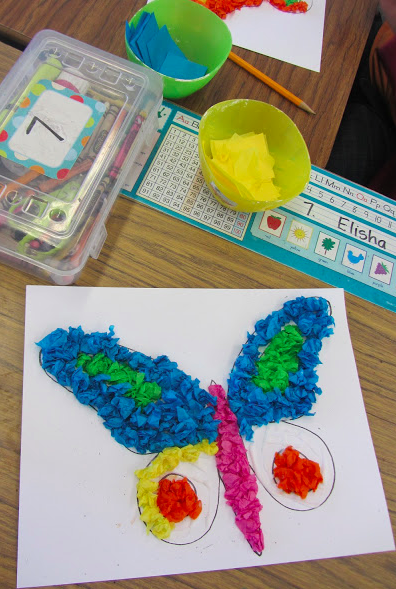 将各色皱纹纸揉成小球状,按照蝴蝶的轮廓粘贴在纸上.