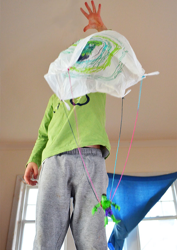 或者,你也可以给自己的玩偶做一个降落伞.