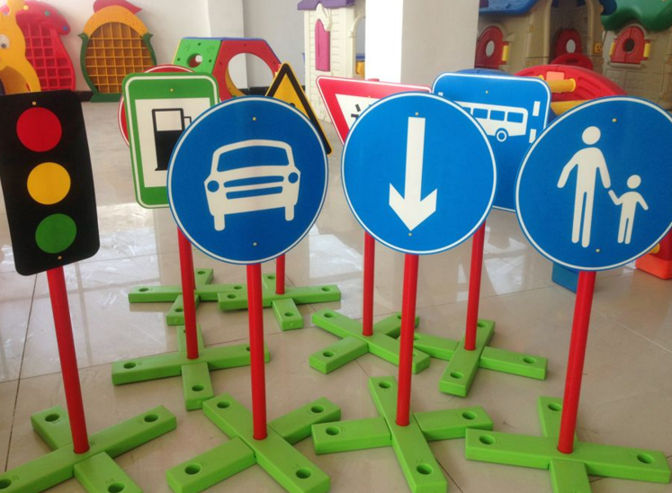 如果场地允许,也可以在墙面上体现出交通安全标志,并认识标志的意义.