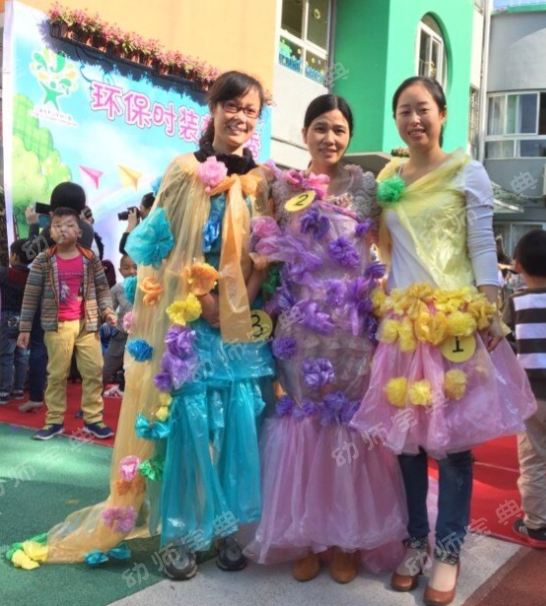来组亲子秀,妈妈们的环保服装,花团锦簇也很别致吧.