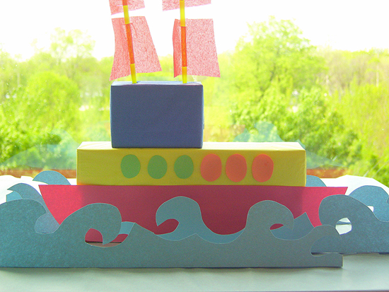 3,纸箱游轮 家里的大纸箱也可以拿来剪裁,让孩子们自己"开船"吧!