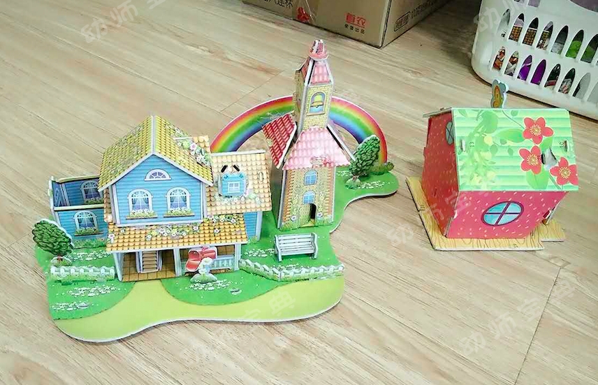材料可以先添加到美工区,引导孩子们进行探索和制作.