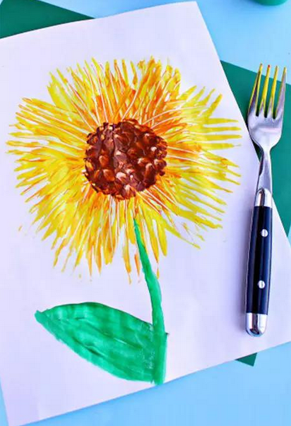 教师不妨做一些半成品的作品(如:各种小动物,花朵等)让幼儿用叉子添画