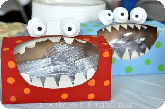 给装餐具的纸盒剪开一张大嘴,贴上牙齿和眼睛.