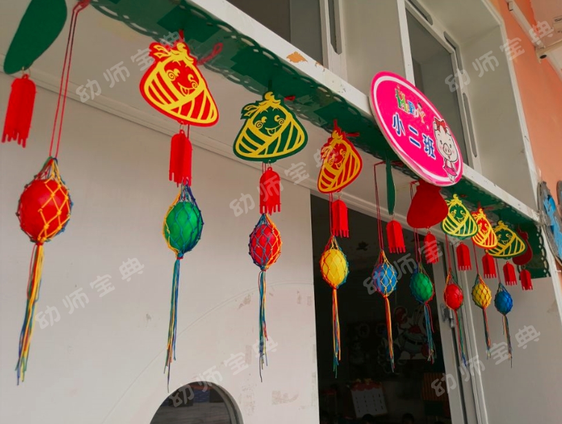 端午节是中华民族的传统节日,为了让孩子们了解端午节独特的习俗和丰富的文化内涵,老师们又开始忙碌起来,进行端午节的环境创设了。提起端午,当然少不了粽子、鸭蛋、虾散等美食,更离不开划龙舟这一主要活动,因此,我们的端午环创也就围绕龙舟、粽叶、艾草、鸭蛋、香包这些元素进行。