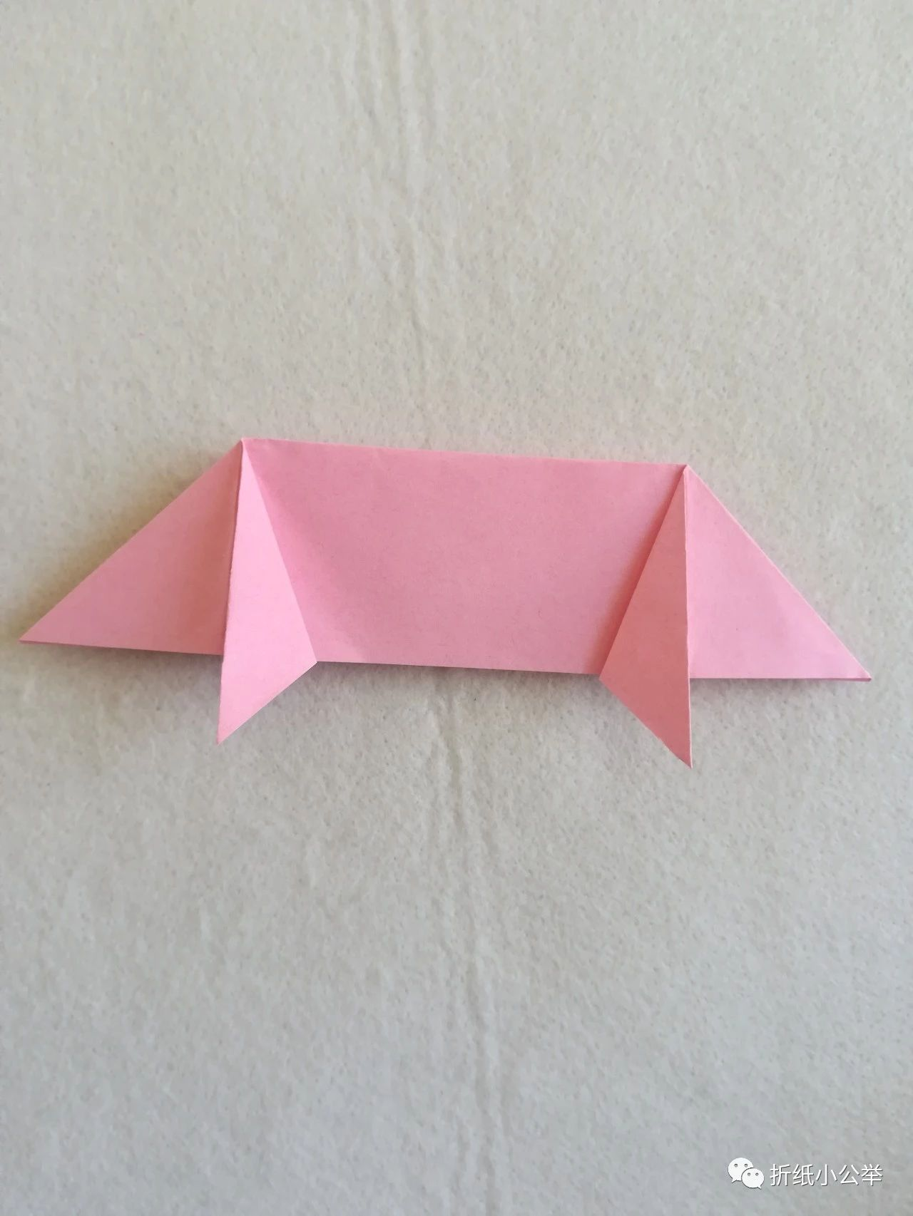 第九步:将折纸翻转,如图折叠出小猪的脚