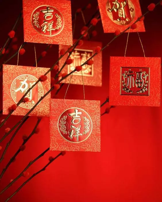 随意在户外捡几根树枝,插在玻璃瓶中,挂上若干小红包和手制的小纸灯
