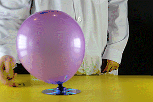 就会稍微离开桌面,受到的摩擦力很小,然后带着被喷出的气体四处碰撞