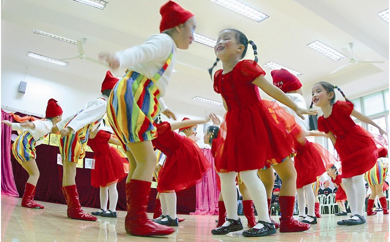 附动作建议: 准备动作:幼儿双圈站好,幼儿两人面对面站好.
