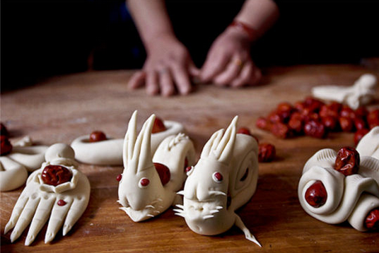 2,愿意与同伴分享自己的面塑经验,尝试制作食用的面塑.