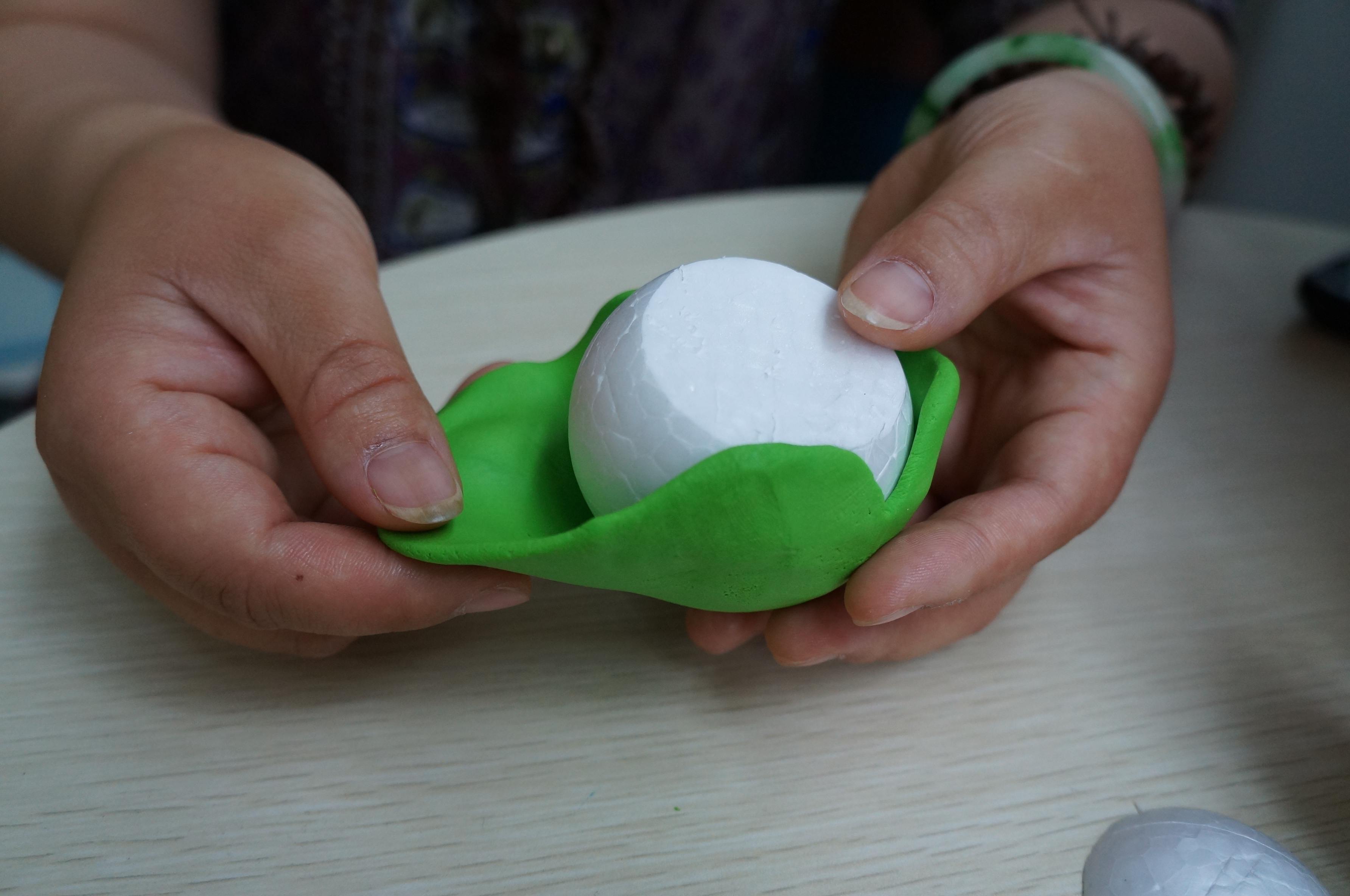 使用材料:树脂黏土(翠绿,绿色,白色,黑色,泡沫球 制作方法 1,现将