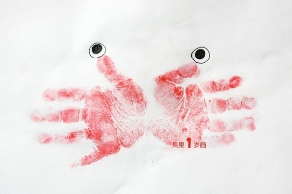 五,欣赏幼儿印好的手印画面,合作留影.