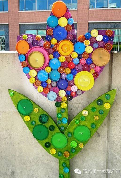 赶快搜集起瓶盖吧,一个个小小的瓶盖,也能成为一件漂亮的艺术作品哦!