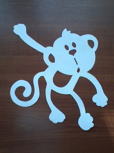 用硬卡纸剪几只小猴子,手臂上打个小孔用细线串成串,挂在墙上,门廊上