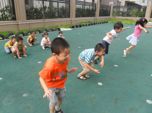 小班体育教案：小青蛙跳跳跳