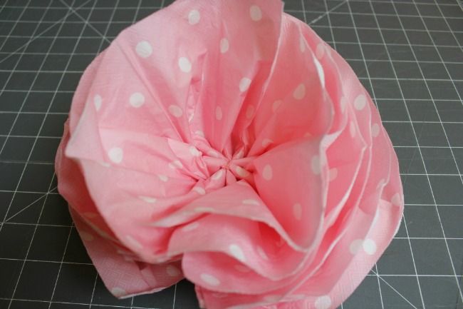 制作方法:建议选择5到6张餐巾正反折,用透明皮筋固定成蝴蝶结状.