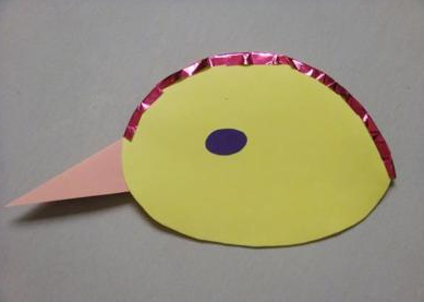 物质准备:宽敞,平坦的户外活动场地,自制蜗牛和黄鹂鸟头饰,高为50cm的