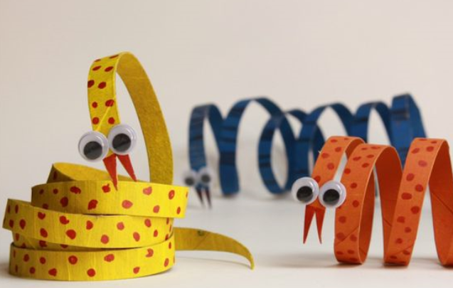 这样卷出来的纸圈大小不同,配上不同的涂色,便可以做出不同的造型(蛇