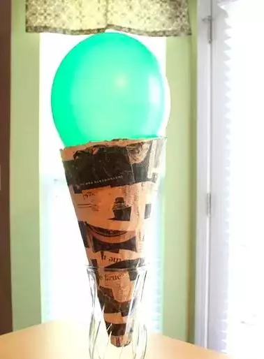 用氦气打气球的话,你的甜筒还会飞起来的哦,是不是很好玩～   鸡蛋托