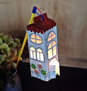 材料:牛奶盒,胶水,颜料2,纸盒灯笼第三种做法:第二种做法:制作方法:将