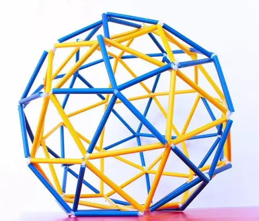 搭建能力进行有针对性的指导,如:怎样搭建才能保持建筑物不倒塌 吸管