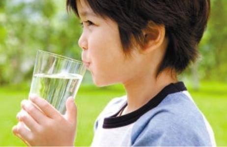 如何引导孩子自觉喝水？孩子可以站着喝水吗？