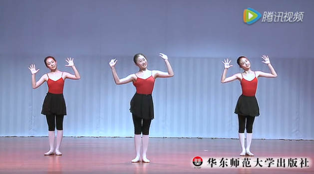 小中班小青蛙是一首简单且易于幼儿记忆的儿歌,律动中教师根据儿歌