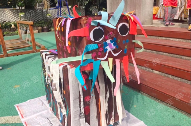纸箱废旧利用大型美术创意威武的大狮子来啦