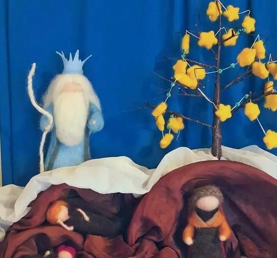 季节桌的墙上和桌面上往往会点缀一两幅华德福特色的蜡块画或明信片