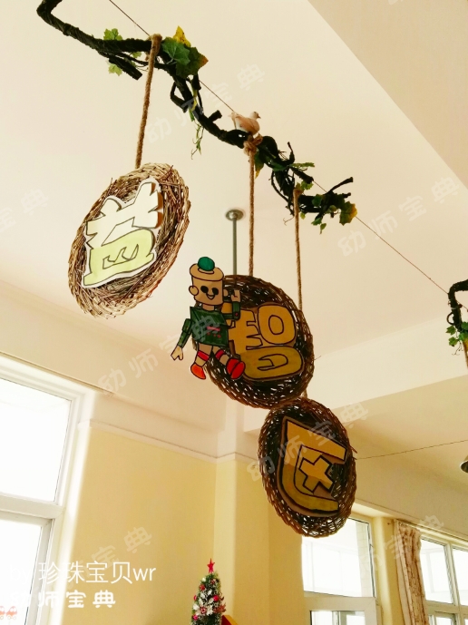 主要材料:树枝,仿真植物,麻绳,竹编垫子,麻木,纸箱,布料,毛线 主要色