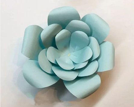 用胶枪将做好的花芯固定在叠加好的花瓣中间 漂亮的山茶花就完成啦