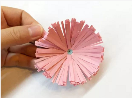 制作步骤:裁剪出一个宽纸条和一个细纸条 花芯可以多用几条卷起来