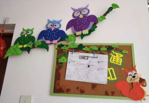 家园联系栏 主题墙 主题墙框架,灰色的黑板上选用了白色卡纸底衬,粉色