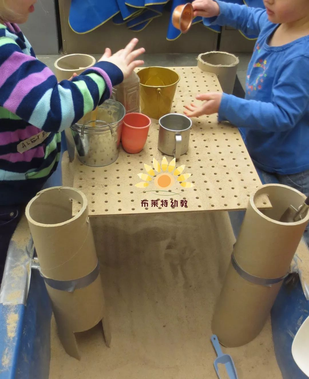 自制玩沙教具 | 国外幼儿园超实用的玩沙桌,神奇创意!